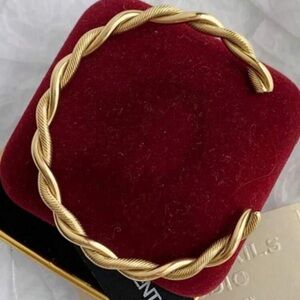 Chic Gold Twisted Bracelet